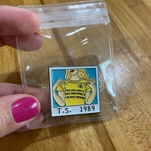 Taylor swift 1989 pin
